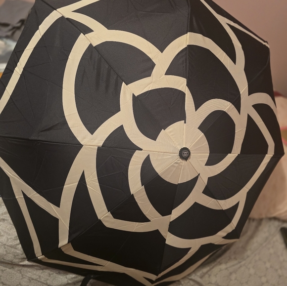 Chanel umbrella - Picture 3 of 6